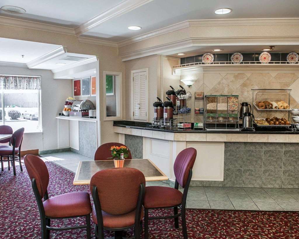 Comfort Suites Lafayette University Area Restaurant photo